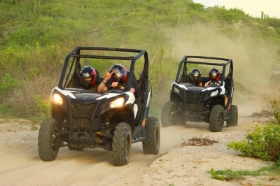 Scopri il lato selvaggio di cabo san lucas con un tour in utv in piccolo gruppo, sentieri privati, l’arco nascosto e quesadillas tipiche della baja—include pick-up e acqua.