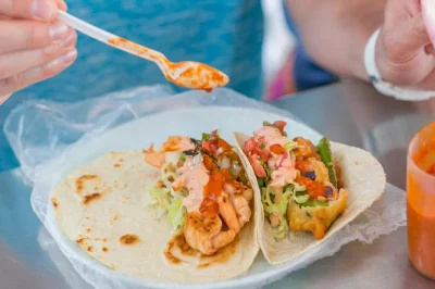 Inizia la mattina a puerto vallarta con un tour guidato tra i migliori taco per colazione nella zona romantica. gruppi piccoli, cibo incluso, storie e tradizioni locali.