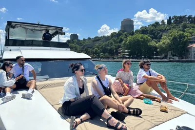 Scopri il bosforo di istanbul da vicino con una crociera in yacht per piccoli gruppi: palazzi, ponti e moschee visti dall’acqua, con tè turco, snack e guida locale.