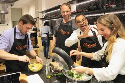 Descubre la cocina de lisboa, aprende a preparar platos portugueses junto a locales y disfruta vino en tu propia estación. recetas enviadas tras la clase.