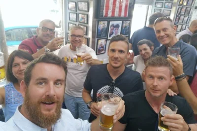 Descubra os sabores vibrantes de barcelona em um tour guiado de vinhos e tapas gourmet. três paradas, pratos selecionados e jantar em restaurante top—inclui jantar e acessibilidade para cadeirantes