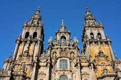 Scopri il pellegrinaggio da porto a santiago de compostela, visita il centro storico e passeggia tra le mura della fortezza di valença. guida e trasporto inclusi.