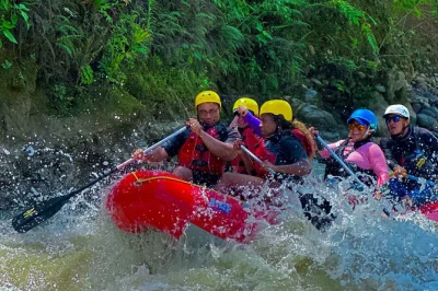 Vivez l’adrénaline des rapides classe ii-iii du savegre, faites une pause baignade dans une piscine naturelle cachée, et savourez un déjeuner au bord de l’eau avec guides experts et transport i