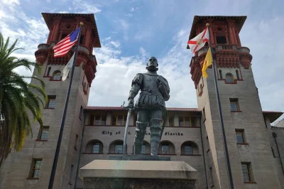 Découvrez l’histoire de st augustine lors d’une visite à pied en petit groupe, avec des anecdotes inédites au castillo de san marcos, flagler college et memorial presbyterian church. guide cert