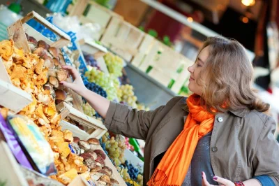 Entdecke pariser käse, wurst und wein bei einer privaten food-tour durch le marais. verkostungen auf märkten, in restaurants und crepes am place des vosges inklusive.