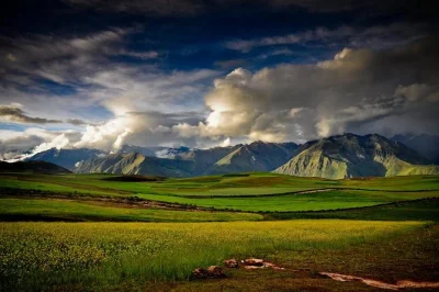 Descubre el valle sagrado de perú en un día: visita el mercado de pisac, las ruinas de ollantaytambo y disfruta de un almuerzo con guía local. reserva ya tu tour.