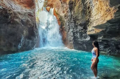 Vivi l’emozione di un’escursione fino alla cascata la leona vicino a rincon de la vieja, attraversando grotte e nuotando con guida. include ingresso, dry bag e giubbotti salvagente.