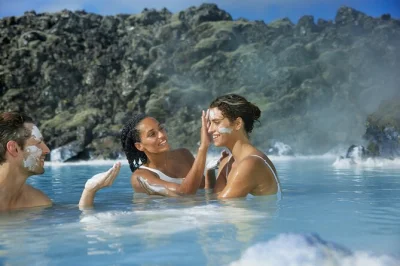 Galleggia nella blue lagoon in islanda, immergiti nelle acque geotermiche ricche di minerali e gusta una bevanda inclusa nel biglietto. transfer privati o condivisi disponibili per un viaggio senza pe