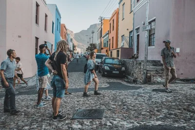 Descubre las calles coloridas de bo-kaap, escucha historias locales, prueba especias malayas en atlas y pasea con un guía del barrio. incluye snacks y punto de encuentro accesible.