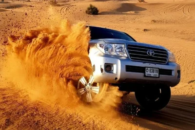 Vivez l’excitation des dunes rouges de dubaï avec une balade en 4x4 au coucher du soleil, du sandboard, des balades à dos de chameau et un dîner bbq sous les étoiles. prise en charge à l’hôt