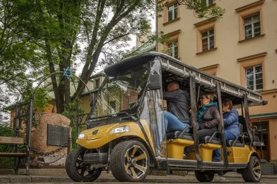 Entdecke krakau: jüdisches viertel, ghetto-stätten des zweiten weltkriegs und schindlers fabrik bei einer eco-buggy-tour mit englischem audioguide, fotostopps und abholung.