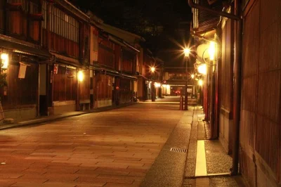 Slip into kanazawa’s geisha districts after dark, stroll lantern-lit lanes, hear edo-era stories, then share a full-course meal and drinks with your guide—dinner included.