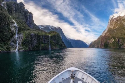 Parti da te anau, attraversa le valli e i laghi di fiordland, naviga milford sound con una guida locale e gusta un pranzo al sacco—con pick-up incluso.