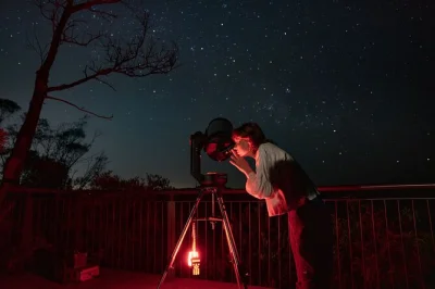 Découvrez la magie nocturne des blue mountains avec un astronome, télescope, histoires des constellations et chocolat chaud. couvertures fournies, accès facile.