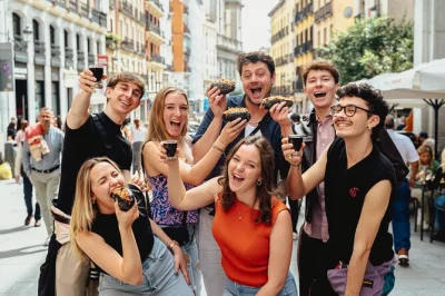 Descubre madrid y su barrio la latina con un tour de tapas auténticas, vermut y buen ambiente. menú fijo, bebidas incluidas y guía local para una experiencia única.