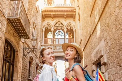 Descubra barcelona em grupo pequeno com pickup no hotel ou porto, entrada sem fila na sagrada familia, obras de gaudí e vistas incríveis de montjuïc.