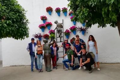 Explore as ruas brancas de carmona, visite a mezquita e a sinagoga de córdoba, e descubra pátios escondidos com guia local. inclui traslado desde sevilha.