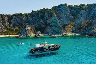 Sinta a brisa do mar em um passeio de barco de 3 horas pela costa degli dei, com paradas para nadar, bruschetta típica e vinho calabrês. inclui aperitivo, guia e vistas incríveis da costa de tropea