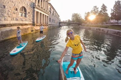 Explorez ljubljana en paddle sur la ljubljanica, glissez sous le pont des dragons, admirez le château perché et écoutez les anecdotes locales avec un guide certifié. matériel inclus.