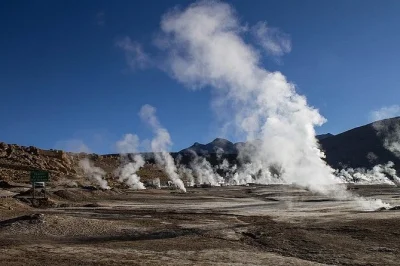 Veja os gêiseres do tatio ao amanhecer, desfrute de um café da manhã quente ao ar livre e observe a vida selvagem no rio putana. excursão em grupo pequeno saindo de san pedro de atacama.