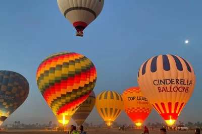 Sobrevuela luxor al amanecer en un paseo en globo, disfruta de templos antiguos y el nilo desde el cielo, con recogida en hotel y desayuno ligero incluido.