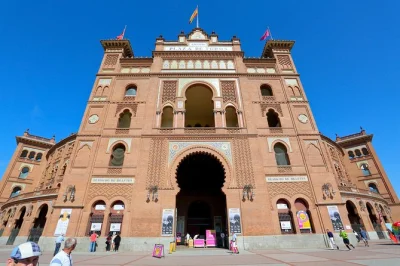 Descubre la plaza de toros de las ventas en madrid, recorre el museo a tu ritmo, prueba el juego virtual de toreo y disfruta de las historias con la audio guía incluida.