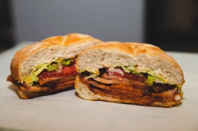 Descubre toronto con un guía local en st lawrence market y distillery district, probando clásicos canadienses como el sándwich de peameal bacon. incluye 6 degustaciones.