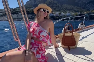 Navegue pela costa de capri em um barco gozzo privado, conheça os faraglioni, explore grutas marinhas e nade em águas cristalinas. inclui skipper local e bebidas.