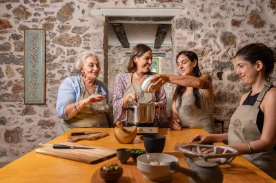 Scopri i sapori di atene con un corso di cucina pratico a kerameikos, visita il mercato contadino e gusta un pranzo in giardino con vino locale. tutti i piatti inclusi.