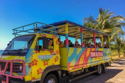 Descubra bombinhas em um safari pelas praias a bordo de um veículo aberto, visitando quatro ilhas e mariscal, conhecendo a cultura local e curtindo com guia incluso.