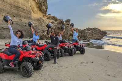 Vivez l’adrénaline d’une balade en quad sur les plages de cartagena, nagez dans un coin privé et savourez un déjeuner local. transfert, casque et guide inclus pour une vraie aventure.