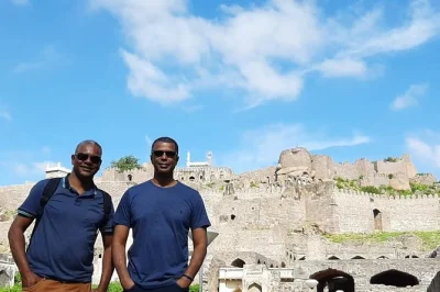 Descubra o passado real de hyderabad: visite o forte golconda, o palácio chowmahalla e o charminar em um tour privado com transporte e almoço típico do sul da Índia.