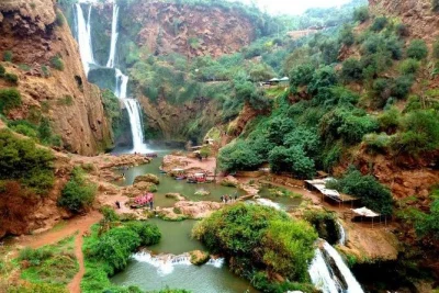 Découvrez les cascades d’ouzoud, observez les singes sauvages et profitez d’une balade en bateau, avec prise en charge à marrakech et guide local. déjeuner avec vue inclus.