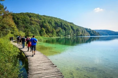 Découvrez les cascades des lacs de plitvice lors d’une excursion guidée depuis zagreb, avec balades en bateau et tram, et possibilité de déjeuner local. transport et entrées inclus.