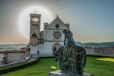 Descubra a beleza tranquila de assisi com um tour a pé guiado — visite a basílica de são francisco, ruas medievais e ruínas romanas. guia oficial em inglês incluído.