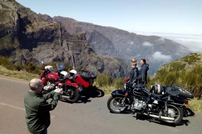 Erlebe madeira an der küste im klassischen sidecar mit stopps in cabo girão, câmara de lobos und entspannten kaffeepausen. private tour mit abholung inklusive.