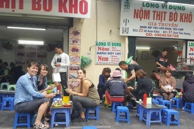 Descubre hanoi con un tour a pie por el old quarter probando comida callejera auténtica. degusta platos locales, disfruta té en la acera y escucha historias con guía. incluye recogida en hotel.