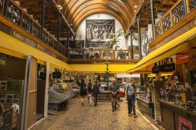 Découvrez le english market de cork, rencontrez les commerçants locaux, goûtez fromages et fruits de mer frais, puis savourez une bière dans un pub traditionnel. guide et dégustations inclus.
