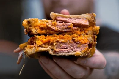 Scopri dublino con una guida locale, assaggiando il vero street food e ascoltando storie autentiche della città. scegli cosa mangiare e cammina in un piccolo gruppo.