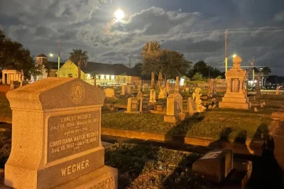 Explore os cemitérios históricos de galveston ao entardecer, ouça histórias de fantasmas e da febre amarela, acompanhado por um guia que conhece cada túmulo. tour acessível para todos.