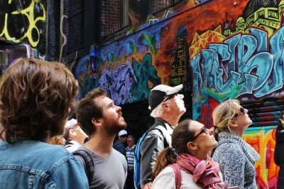 Descubre el arte callejero de melbourne con un guía local, explora sus famosas laneways y termina con vinos y tabla de quesos en blender studios. incluye merienda.