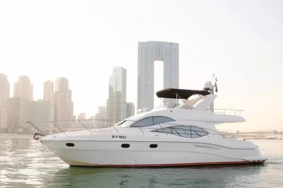 Découvrez dubai marina à bord d’un yacht pour une escapade détente en mer avec baignade, vues imprenables sur la ville et boissons fraîches. wi-fi, rafraîchissements et espaces détente inclus.