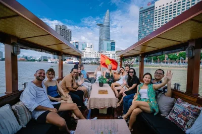 Erlebe ho-chi-minh-stadt vom saigon river aus auf einer luxuriösen bootstour. genieße kühle drinks, tolle stadtblicke und spannende geschichten von deinem lokalen guide. inklusive abholung.