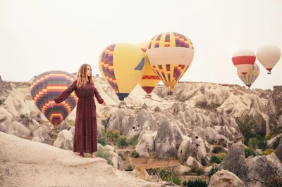 Descubre los valles surrealistas de cappadocia, explora la ciudad subterránea de Özkonak y recorre antiguas iglesias excavadas en la roca con guía local y recogida en hotel.