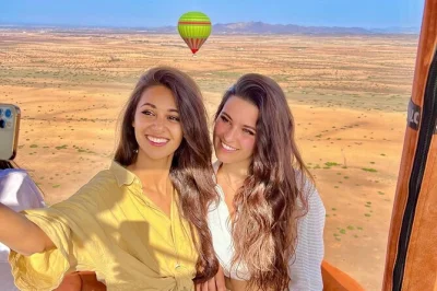 Survolez la palmeraie de marrakech en montgolfière privée, savourez un thé à la menthe en altitude et profitez d’un petit-déjeuner champêtre après l’atterrissage. transfert hôtel et certif