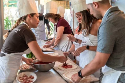 In sorrento lernst du pizza backen wie ein profi, genießt deine eigene kreation frisch aus dem ofen und ein mittagessen mit getränken inklusive.