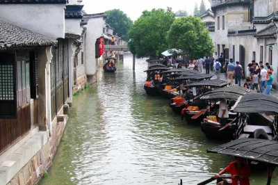 Descubra os canais tranquilos de zhujiajiao, mercados antigos e pontes da dinastia ming. inclui transfer do hotel, passeio de barco e guia local.