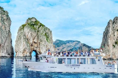 Disfruta la brisa marina en un tour en barco a capri desde sorrento o nerano, con 6 horas para recorrer la isla, guía local a bordo y recogida en hotel incluida para un viaje sin complicaciones.