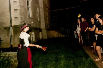 Sinta o mistério de new orleans em um pub crawl fantasma pelo french quarter. histórias, bares assombrados e um guia local — só para maiores de 21 anos.