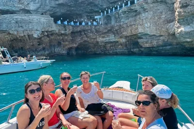 Découvrez polignano a mare en bateau avec des guides locaux, explorez des grottes secrètes, nagez dans une eau turquoise et détendez-vous à bord de bateaux modernes. baignade incluse.